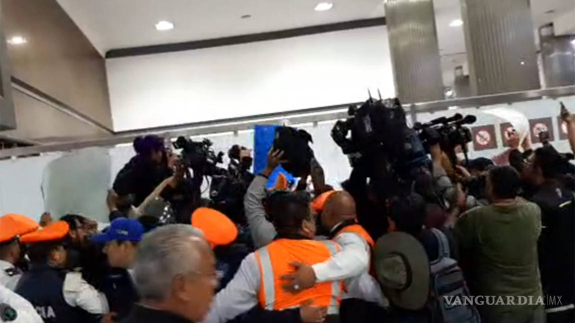Padres de niños con cáncer protestan en el Aeropuerto de la CDMX, pero son bloqueados por policías