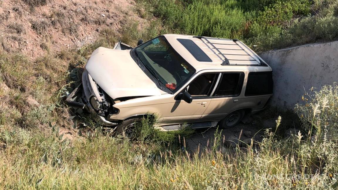 Destroza su camioneta tras perder el control en una curva de la carretera a Zacatecas