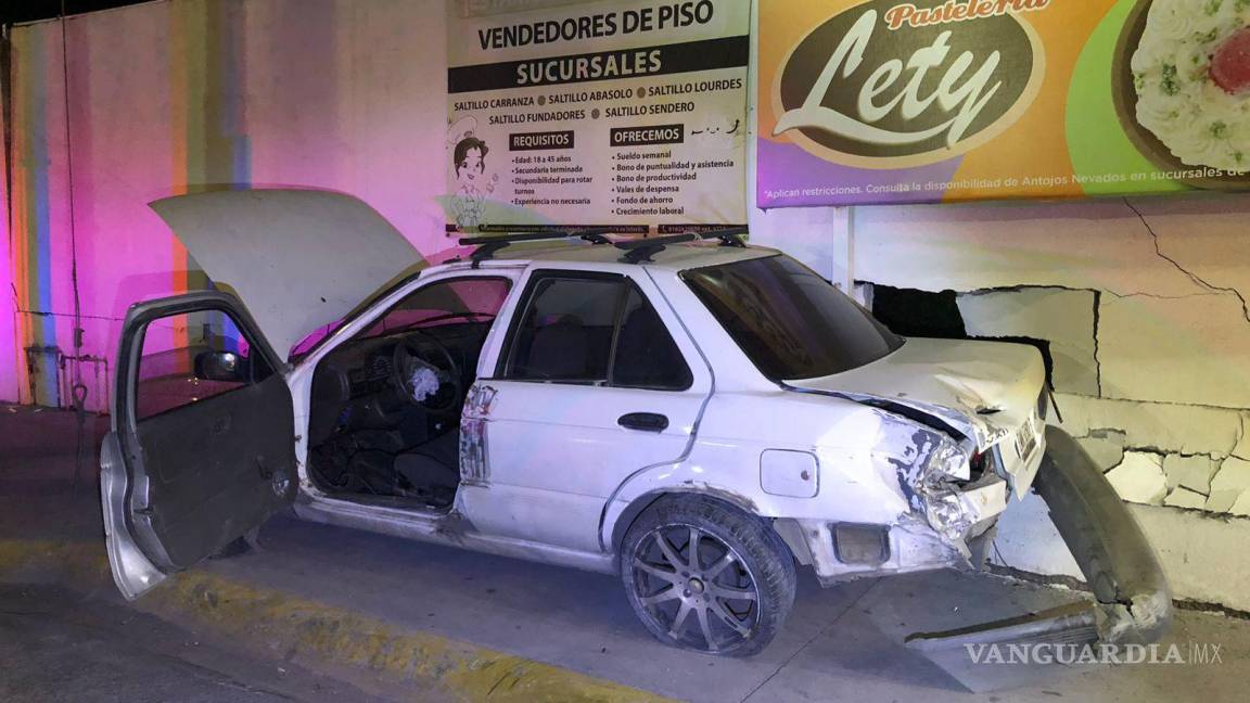 Tras falla mecánica conductor termina estampado en barda de pastelería, al sur de Saltillo