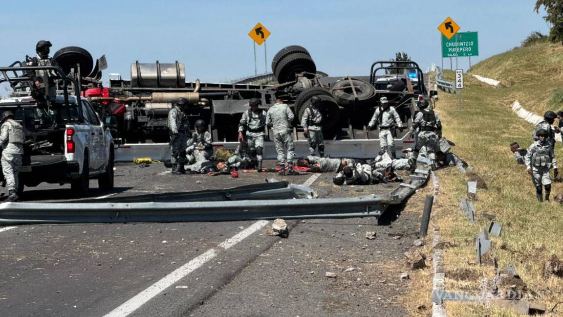 Mueren tres elementos de la Guardia Nacional y salen más de 20 heridos en volcadura de camión en Michoacán