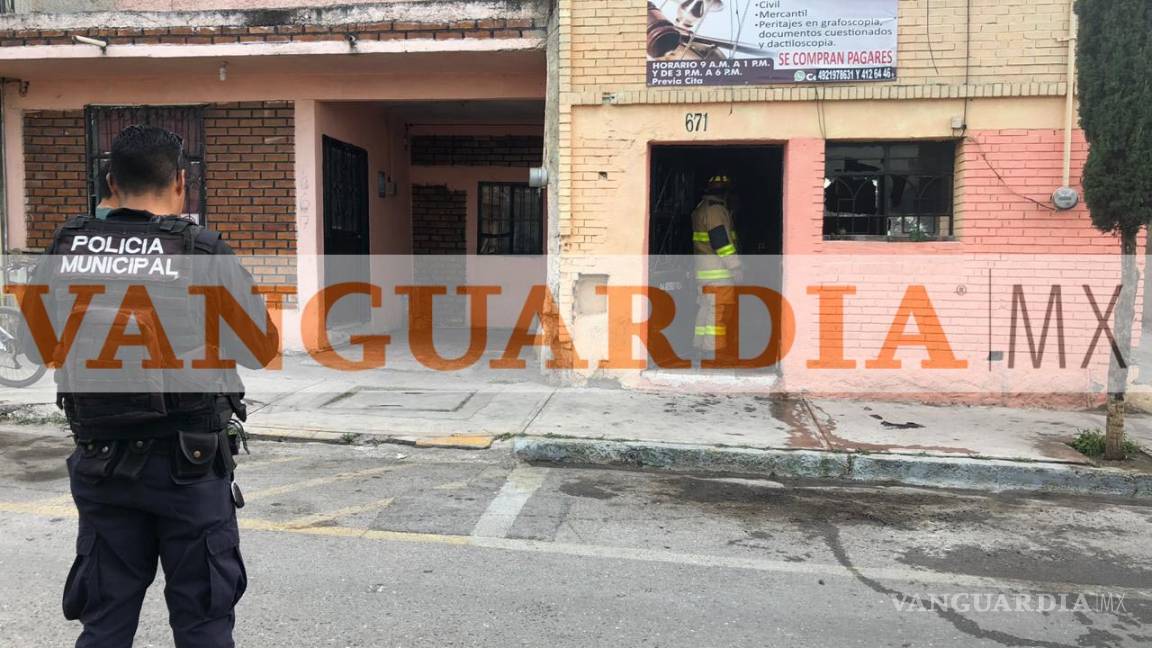 $!Incendio causa daños a despacho jurídico en el centro de Saltillo