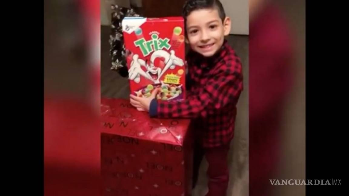 Le regalan cereal de Navidad y es el niño más feliz
