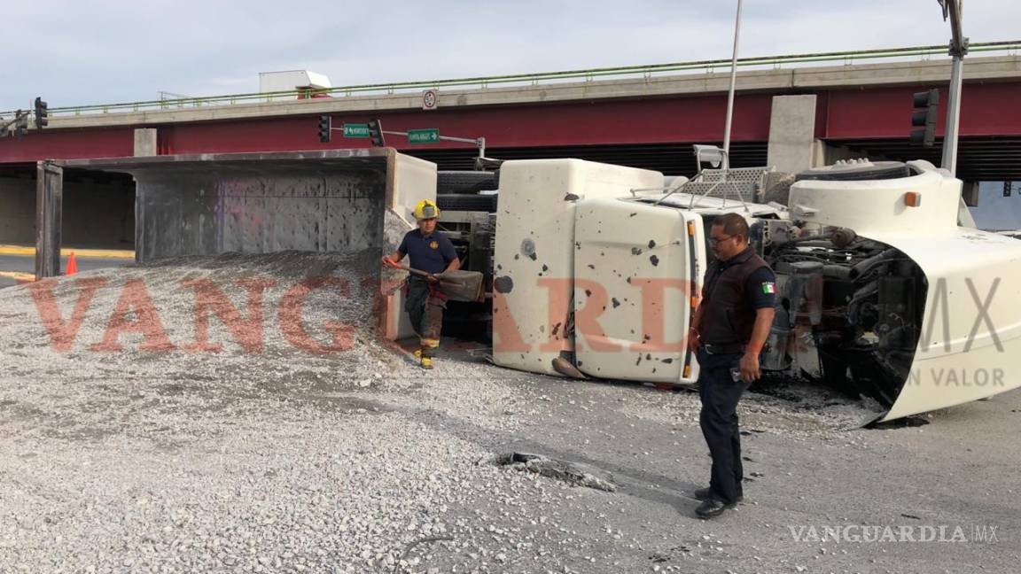 Trailero resulta lesionado tras volcadura sobre la carretera Monterrey-Saltillo