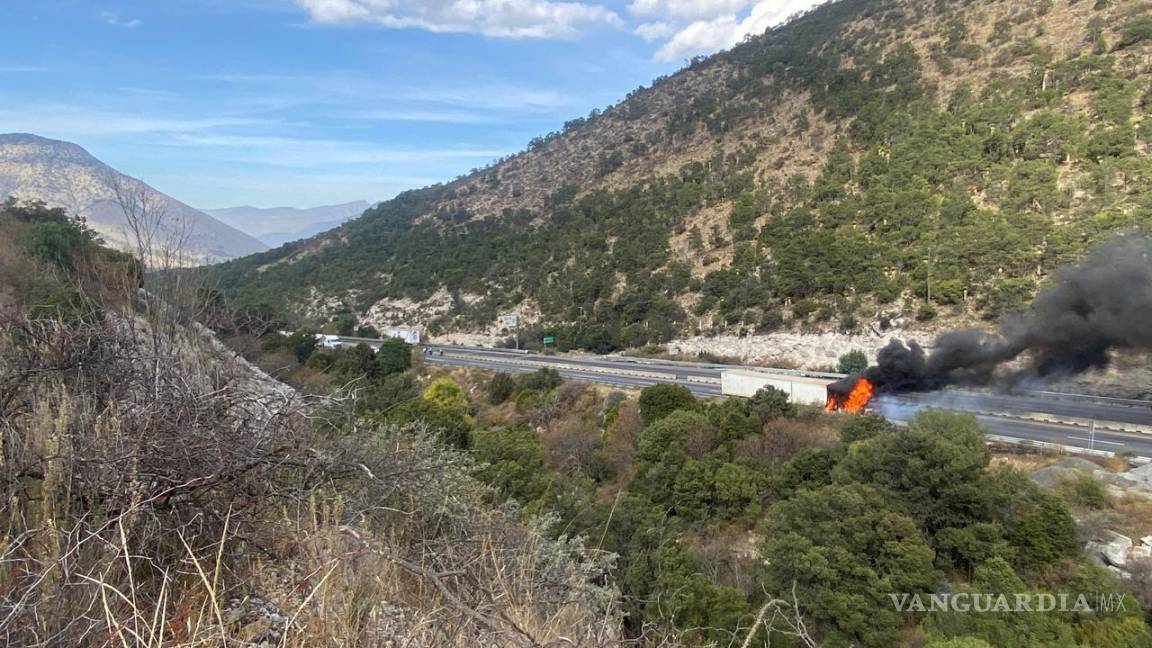 Incendio de tráiler afecta circulación en tramo Saltillo-Los Chorros