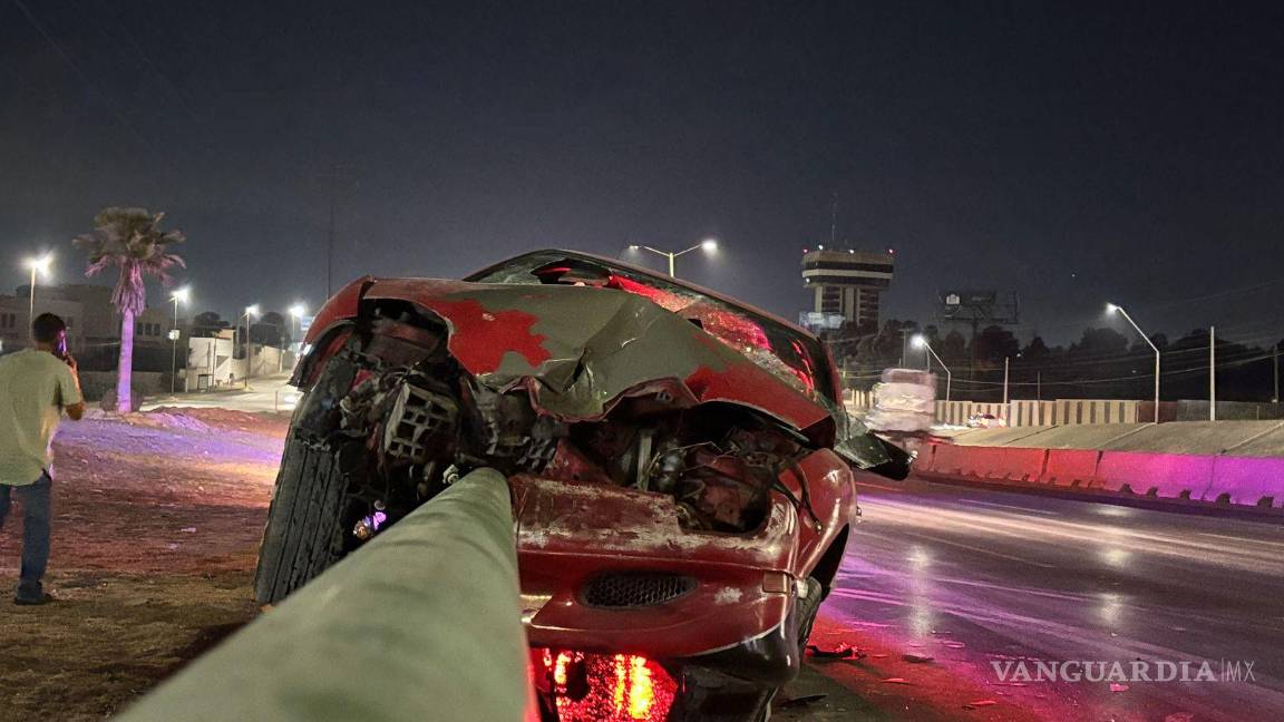 $!El automóvil sufrió daños severos en la parte delantera al chocar contra el muro de contención.