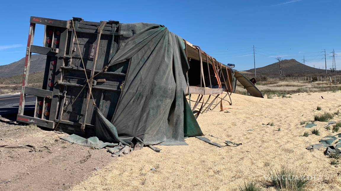 Vuelca tráiler cargado de maíz en libramiento