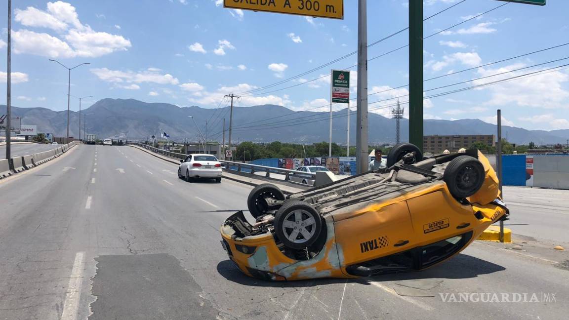 $!Choca y hace que se vuelque taxi en Saltillo