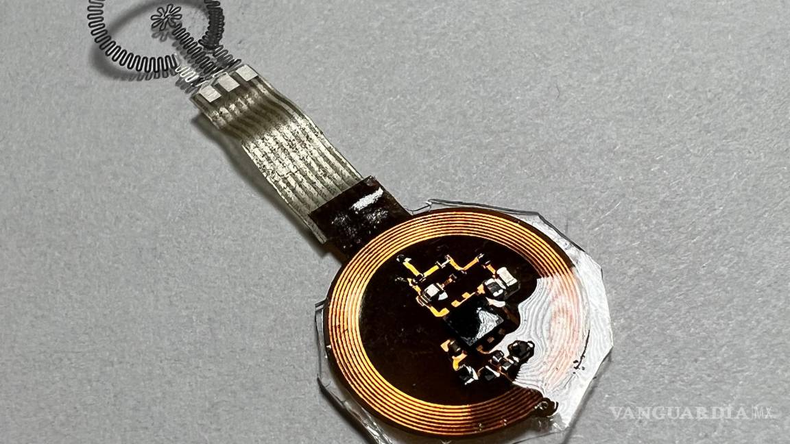 $!Primer plano del dispositivo sobre superficie gris.