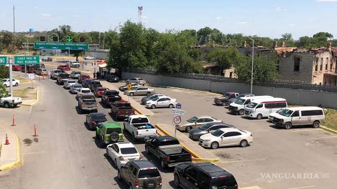 $!Kilométrica fila en puente internacional de Piedras Negras, en día de la madre
