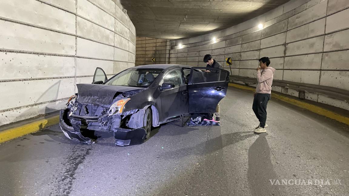 Tres jóvenes resultan heridos en choque en el distribuidor vial Venustiano Carranza