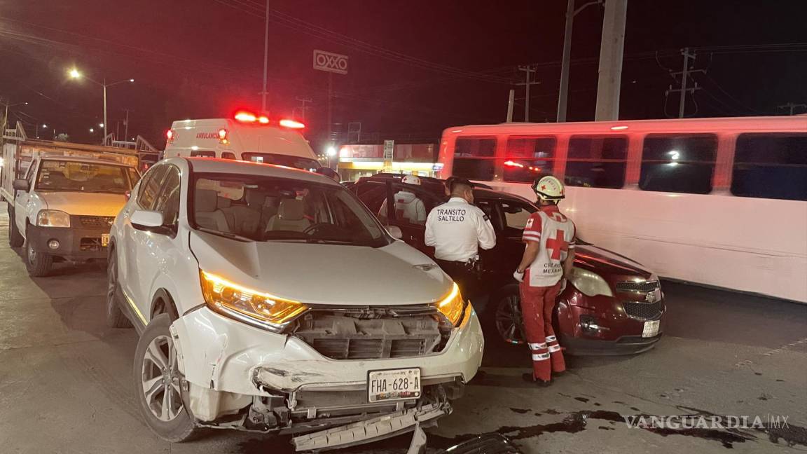 Encontronazo deja a dos conductoras heridas, en Saltillo