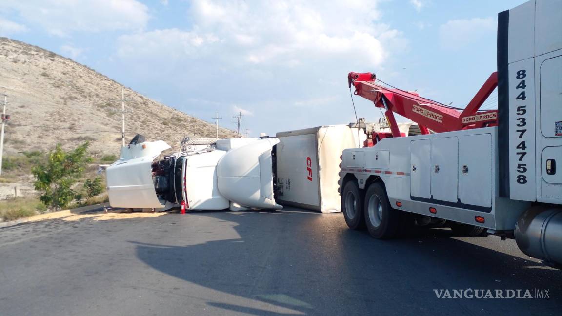 Tráiler vuelca en libramiento Óscar Flores Tapia, trasladan a chofer a hospital de Saltillo