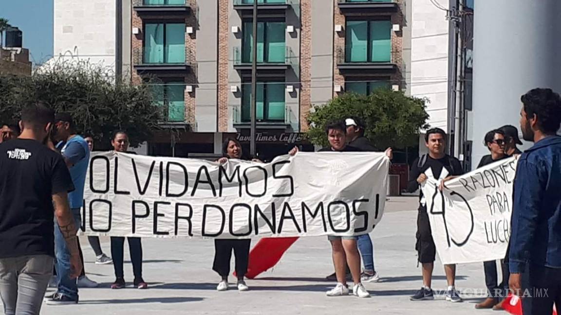 Estudiantes de la UAdeC realizan marcha en memoria de la matanza de Tlatelolco