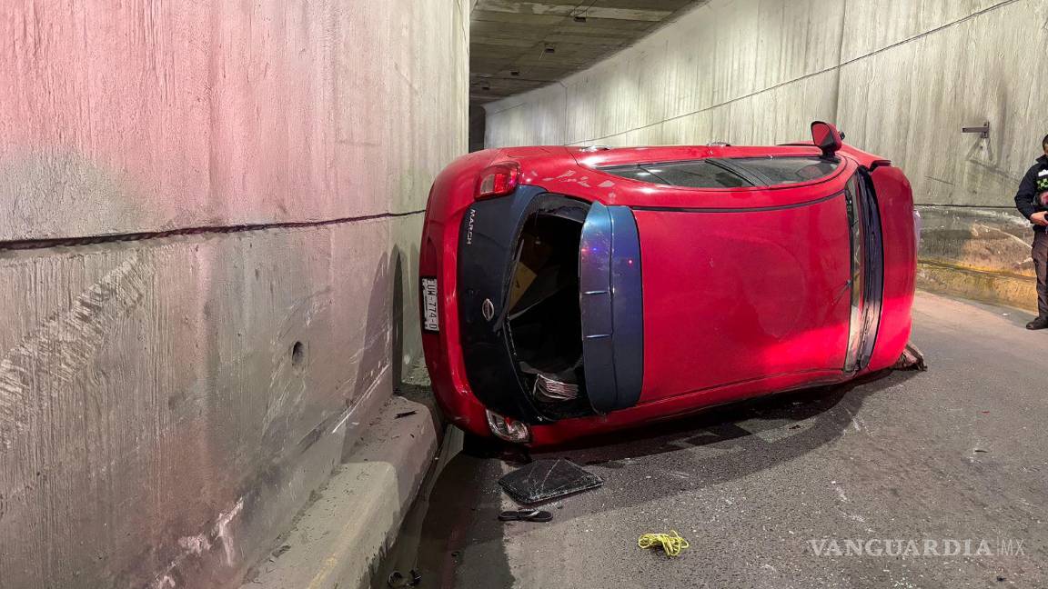$!Automovilistas bloquearon el paso para evitar otro accidente en el lugar.