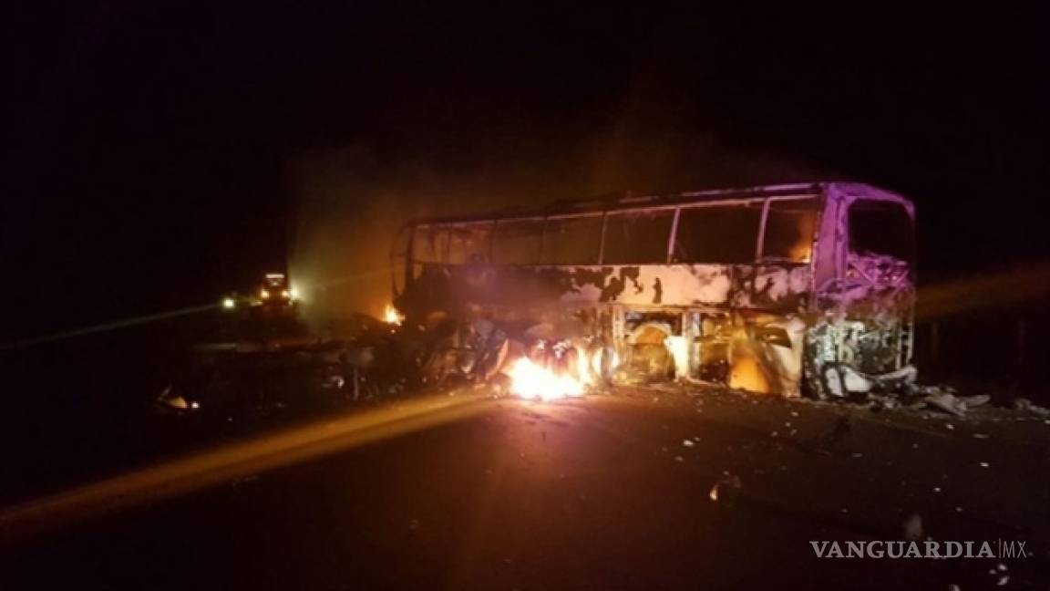 Autobús choca contra tráiler; siete personas mueren calcinadas
