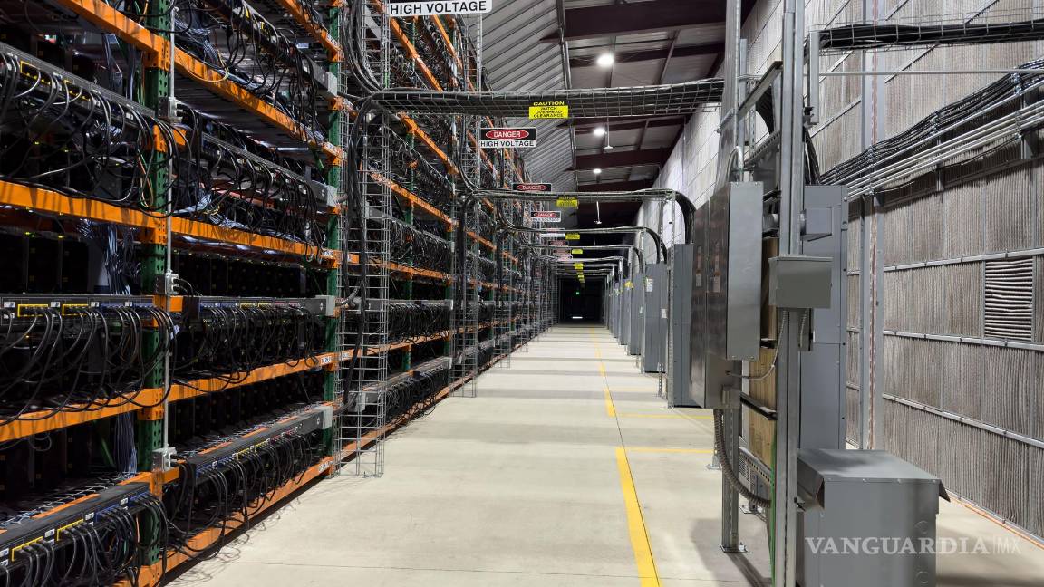 $!En la mina de bitcoin Applied Digitalos en Jamestown, North Dakota, los ventiladores trabajan para enfriar más de 30,000 computadoras.