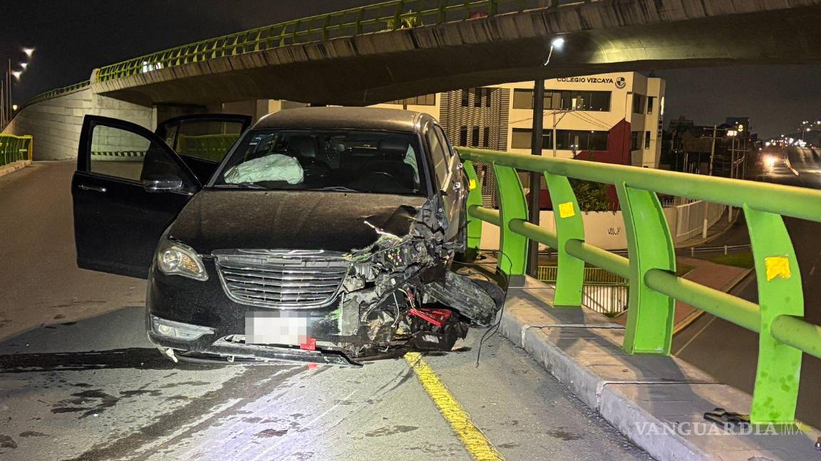 $!El auto quedó obstruyendo la vialidad tras girar 180 grados.