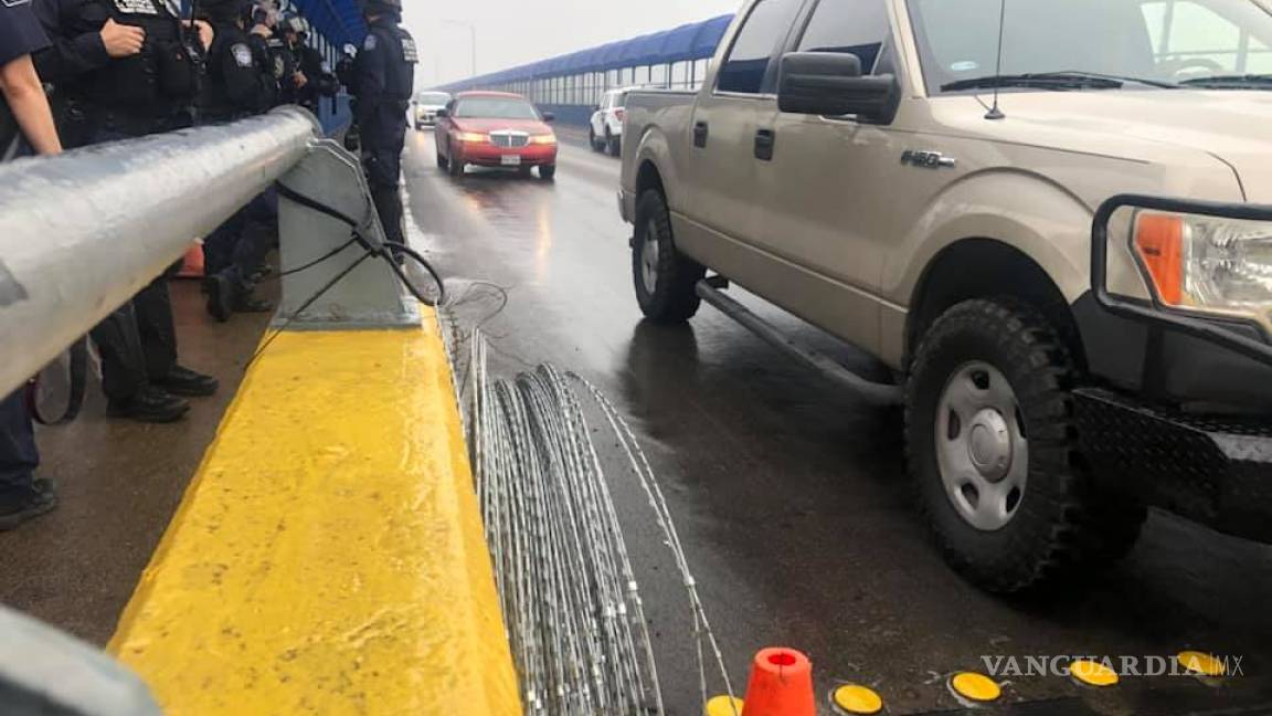 $!Con púas y escudos, policías estadounidenses blindan frontera en Piedras Negras ante llegada de migrantes