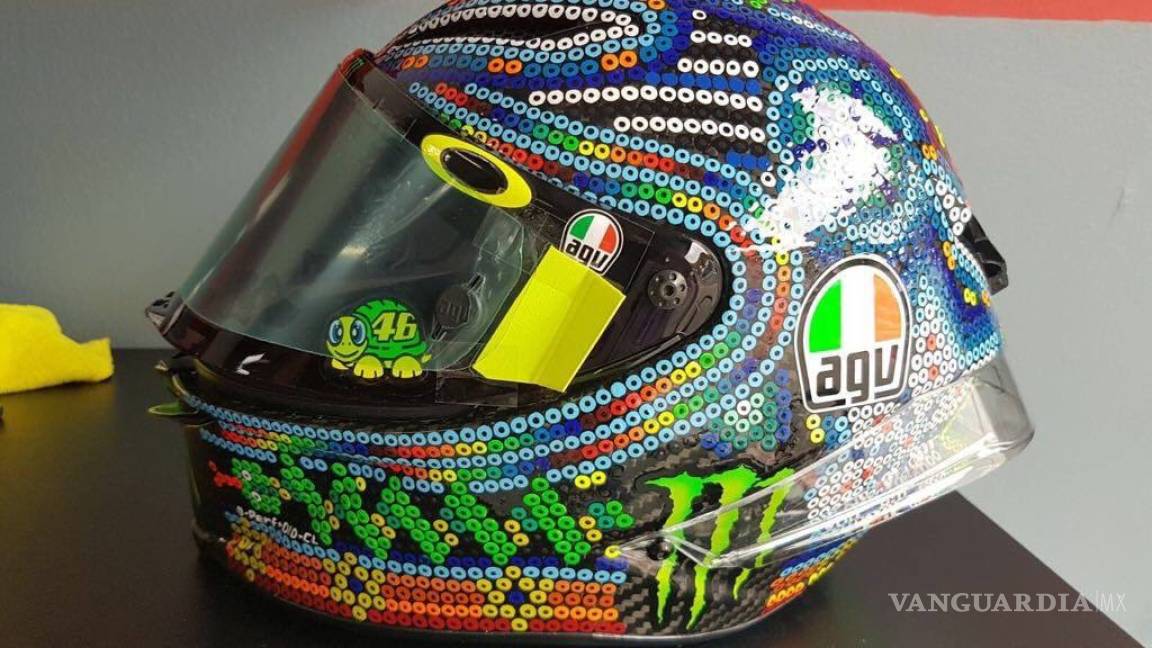 Presume piloto italiano arte huichol en la Moto GP