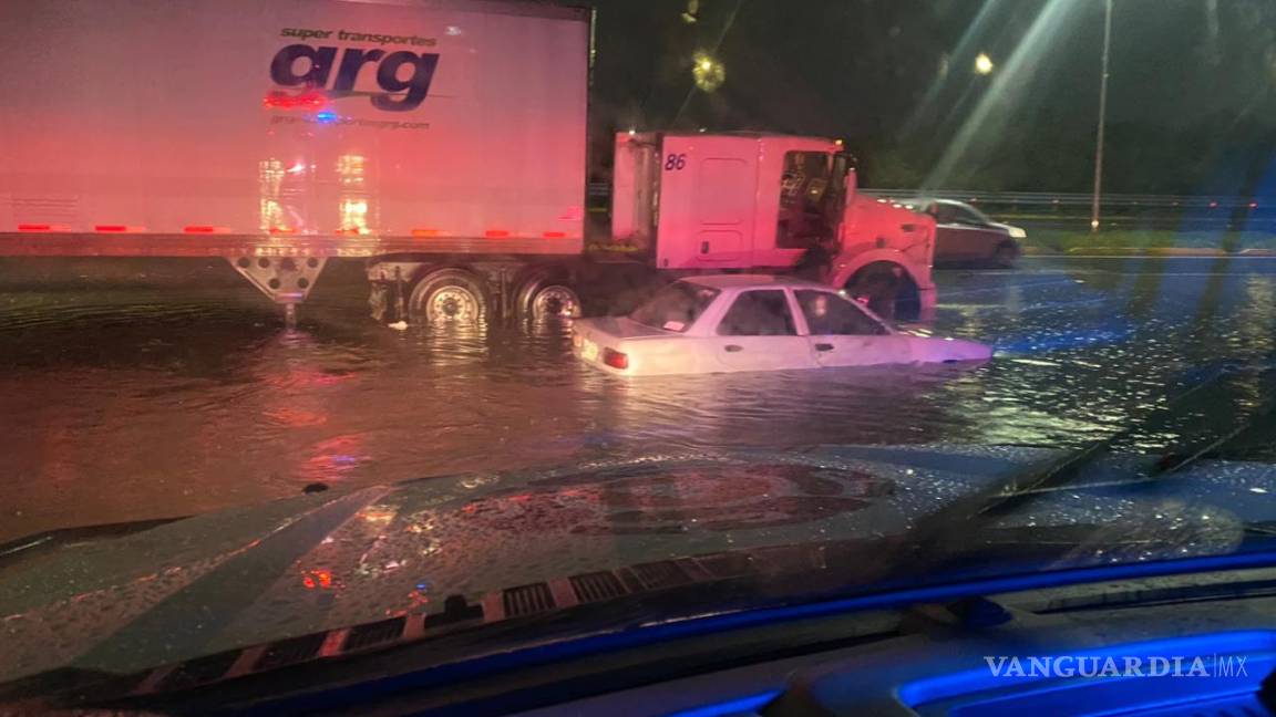 Cierres viales por acumulación de agua y 14 vehículos varados dejan lluvias en NL