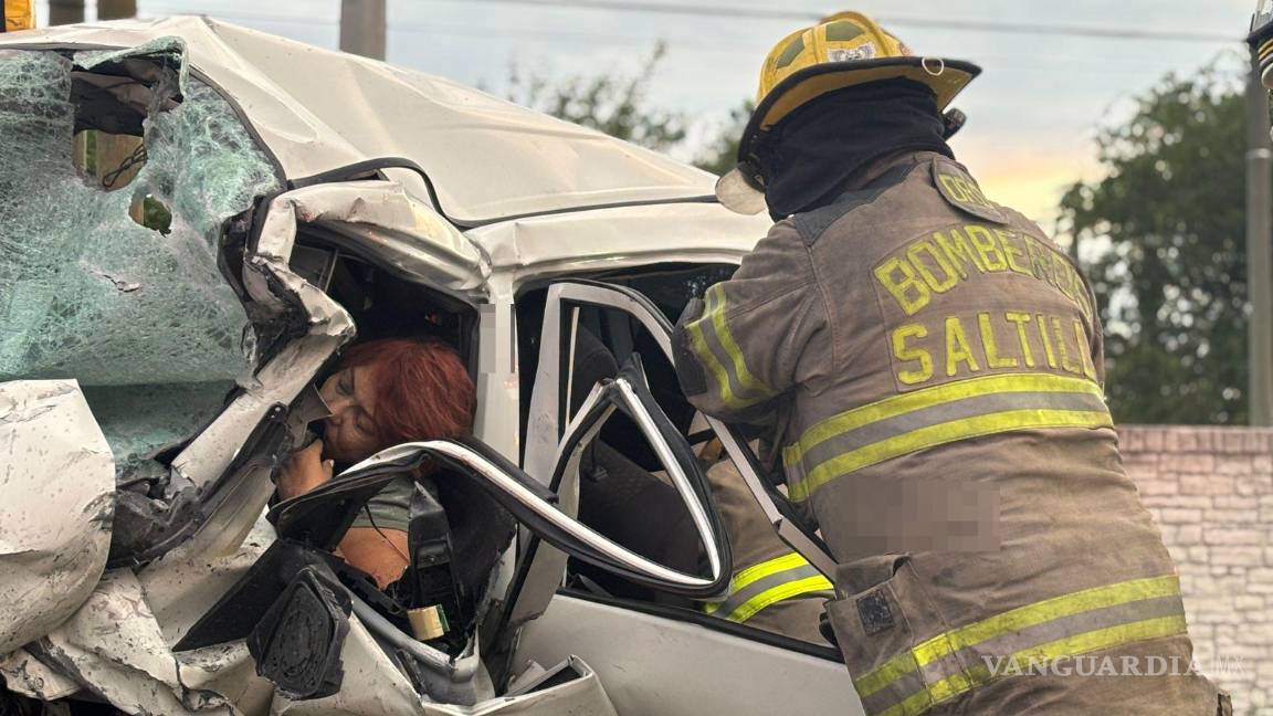 $!Elementos del Cuerpo de Bomberos realizaron maniobras de rescate para liberar a personas prensadas.