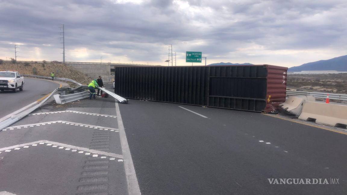 Contenedor de tráiler bloquea carretera Saltillo-Zacatecas tras accidente