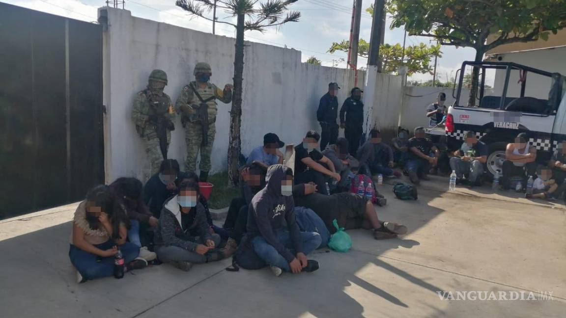 223 migrantes son rescatados de un camión abandonado en Veracruz
