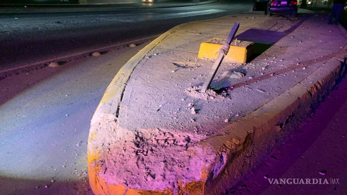 $!El Jetta fue encontrado abandonado sobre el camellón central, obstruyendo la entrada al puente vehicular.