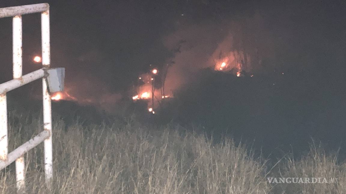 Bomberos logran controlar fuego en arroyo de colonia Valle de las Flores Infonavit