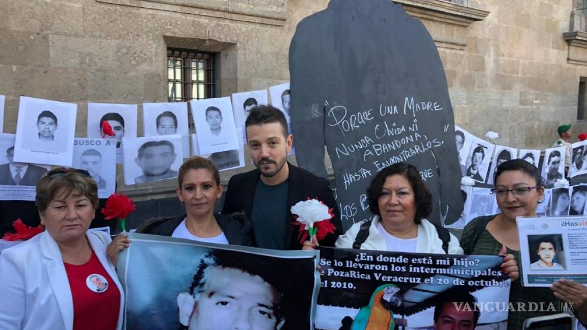 Diego Luna acompaña a familiares de desaparecidos que se manifiestan en Palacio Nacional