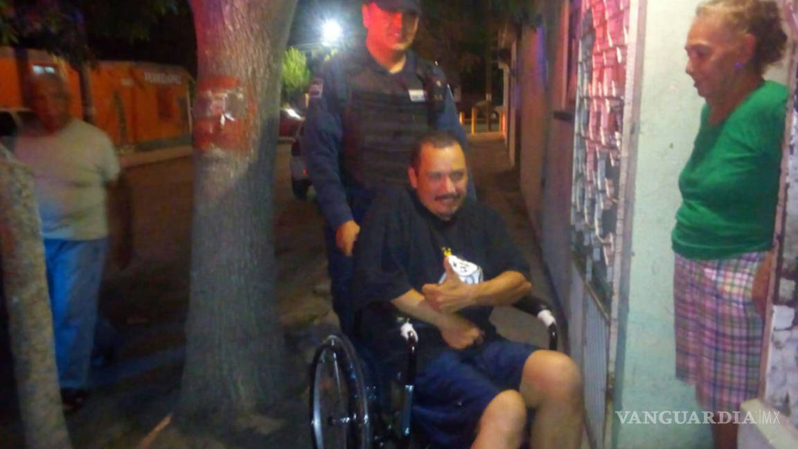 Policías de Saltillo dan apoyo a joven enfermo de Parkinson y le donan una silla de ruedas