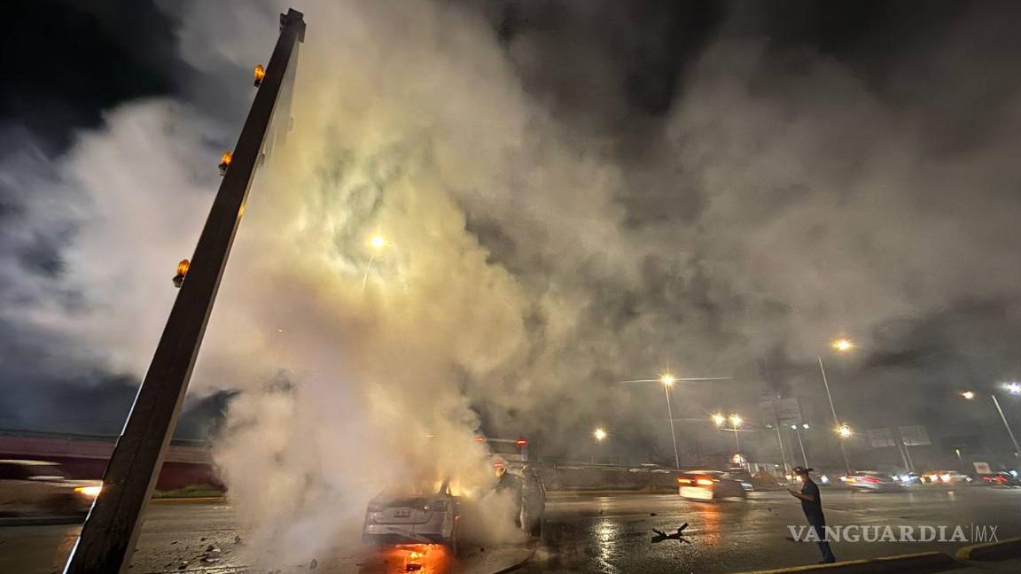 $!Tras el fuerte percance, el vehículo quedó reducido a chatarra y obstruyó el carril de baja velocidad en dirección de poniente a oriente.