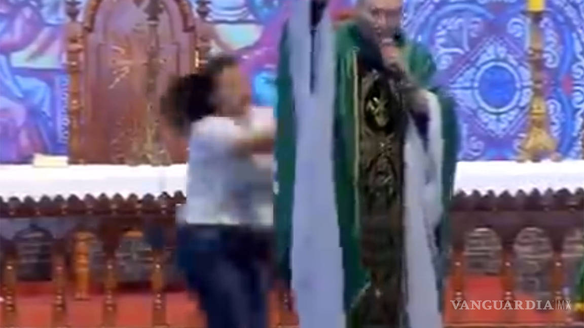 Mujer empuja a un sacerdote desde el altar (video)