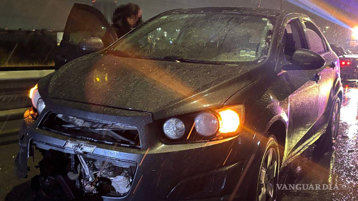 $!El vehículo quedó obstruyendo la vialidad en el deprimido rumbo al periférico Luis Echeverría Álvarez.