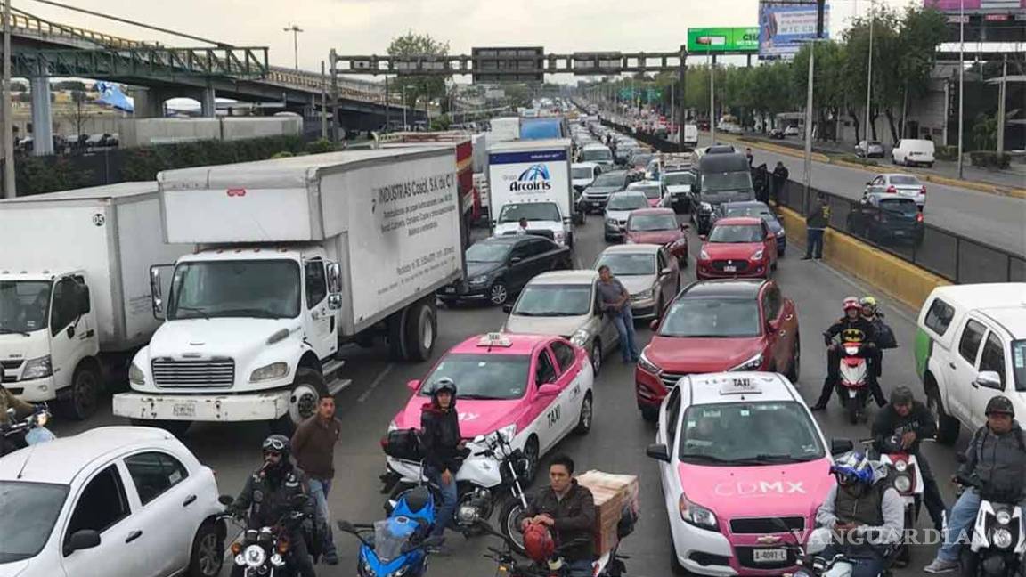 $!Bloquean policías federales inmediaciones del Aeropuerto Internacional de la CDMX