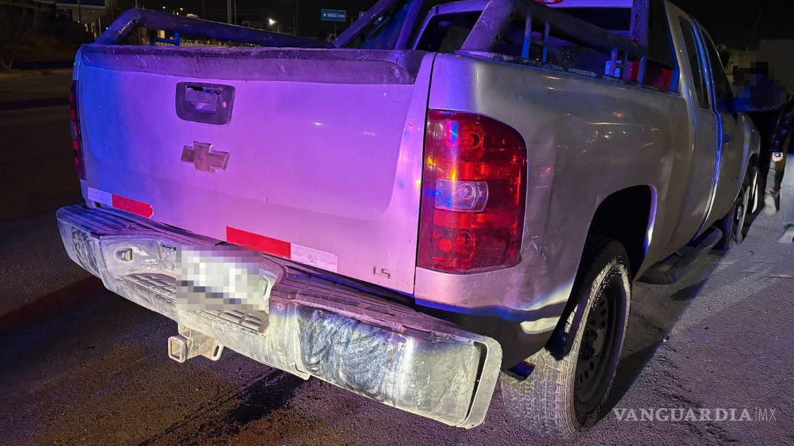 $!El conductor fue proyectado contra la base de un señalamiento bandera a gran velocidad.