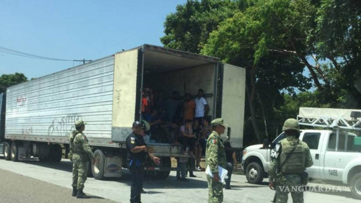 Rescatan a 40 migrantes en Oaxaca que viajaban hacinados en tráiler