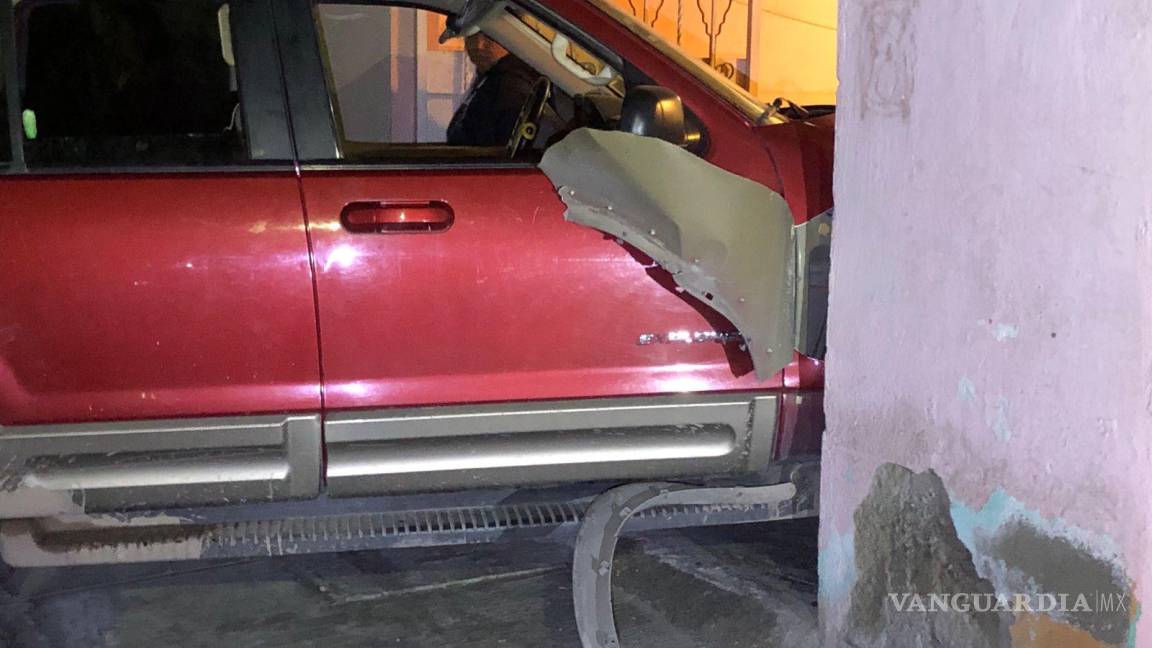 Saltillo: conductor impacta ¡cinco autos y una vivienda! Luego huye del lugar