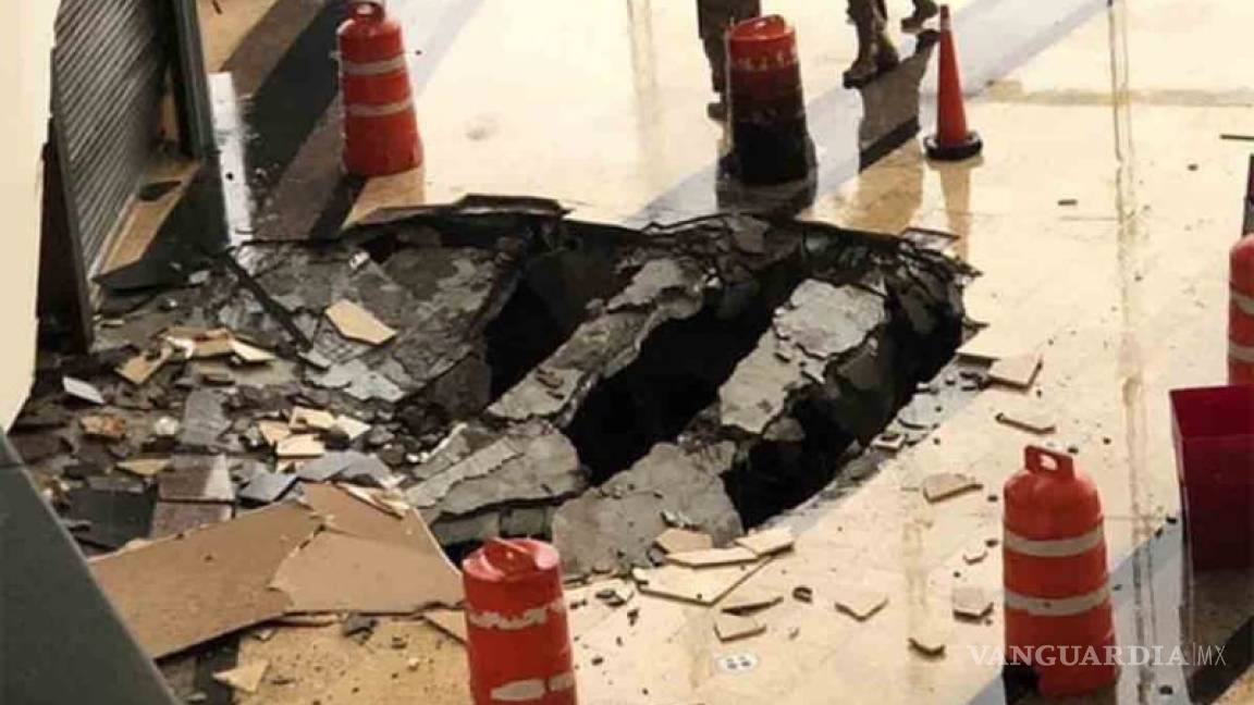 Rayo destruye piso de plaza comercial La Cúspide en Naucalpan