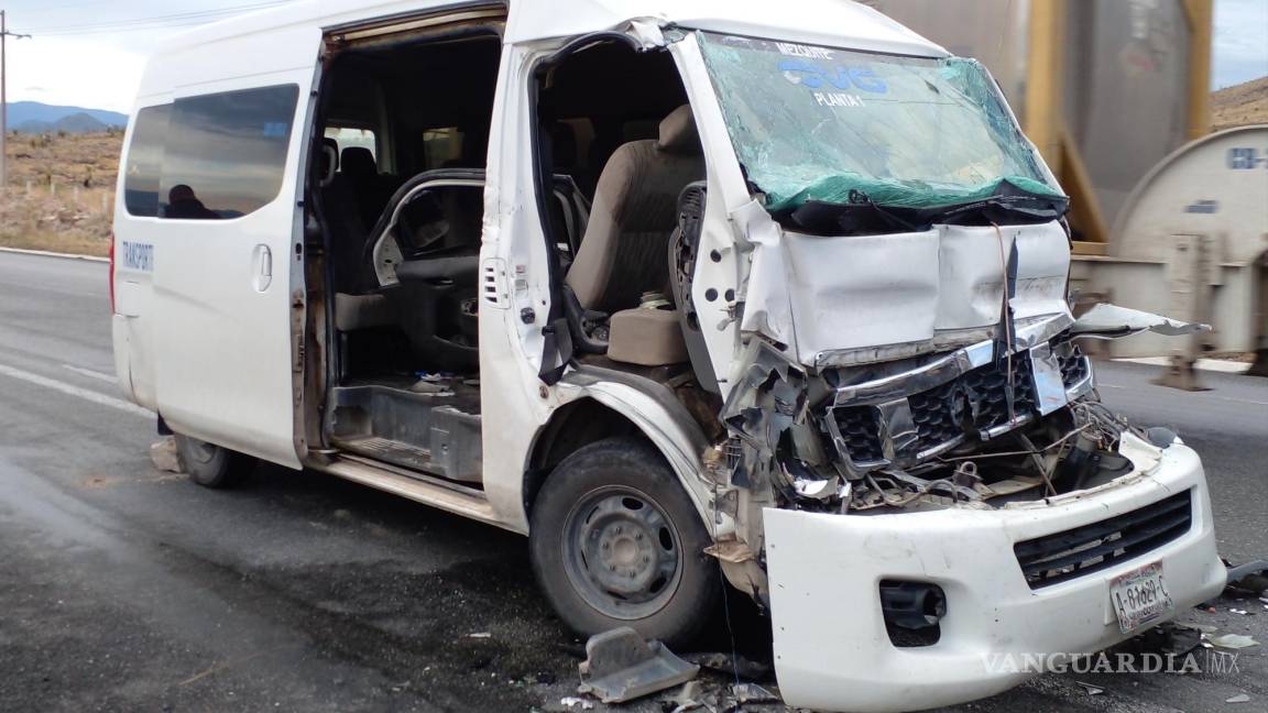 Saltillo: transporte de personal sufre aparatoso choque en carretera Zacatecas