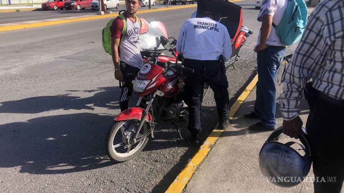 Embisten a repartidor en Saltillo; otro se estrella contra un taxi