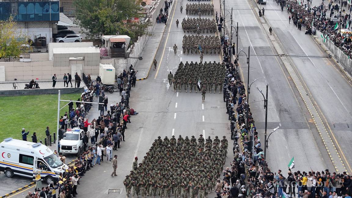 $!Nuevos miembros del ejército sirio durante un desfile que conmemora el primer aniversario del derrocamiento del expresidente Bashar al-Assad en Damasco, Siria.
