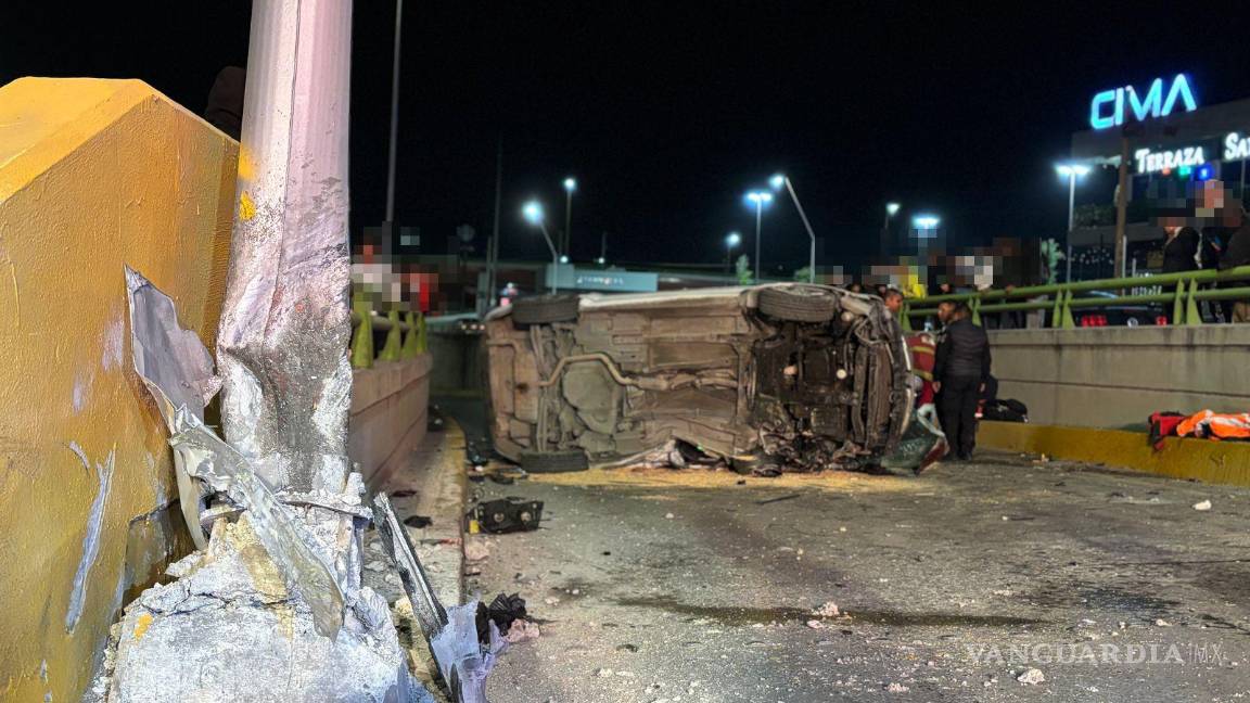 Saltillo: Vuelcan tras chocar contra luminaria en el LEA; cuatro lesionados, una embarazada en estado grave