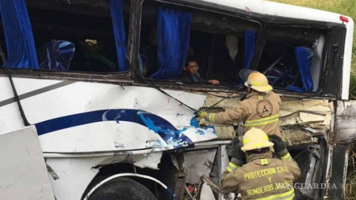 Choque de tren y autobús deja dos muertos y 43 heridos en El Salto, Jalisco