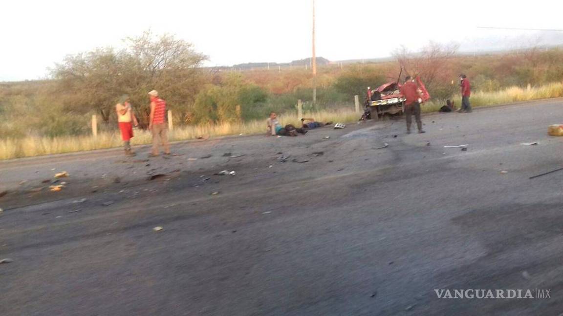 $!Mueren dos mineros en accidente vial en Barroterán, Coahuila; hay 14 heridos