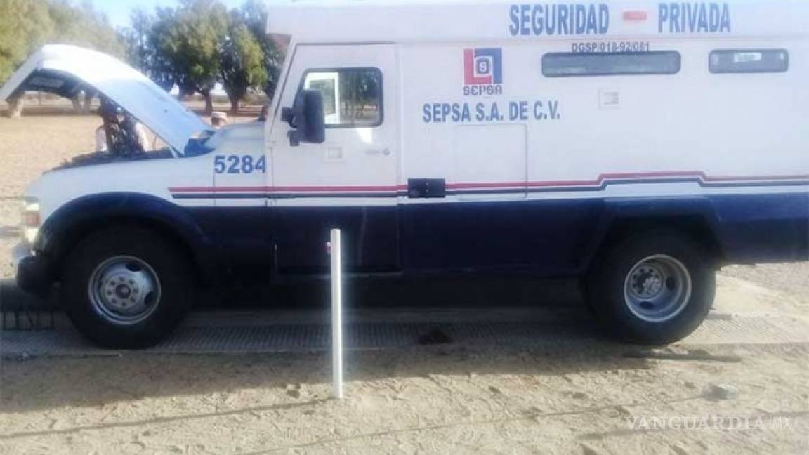 Clonan vehículo de valores y lo llenan con armas en Sonora