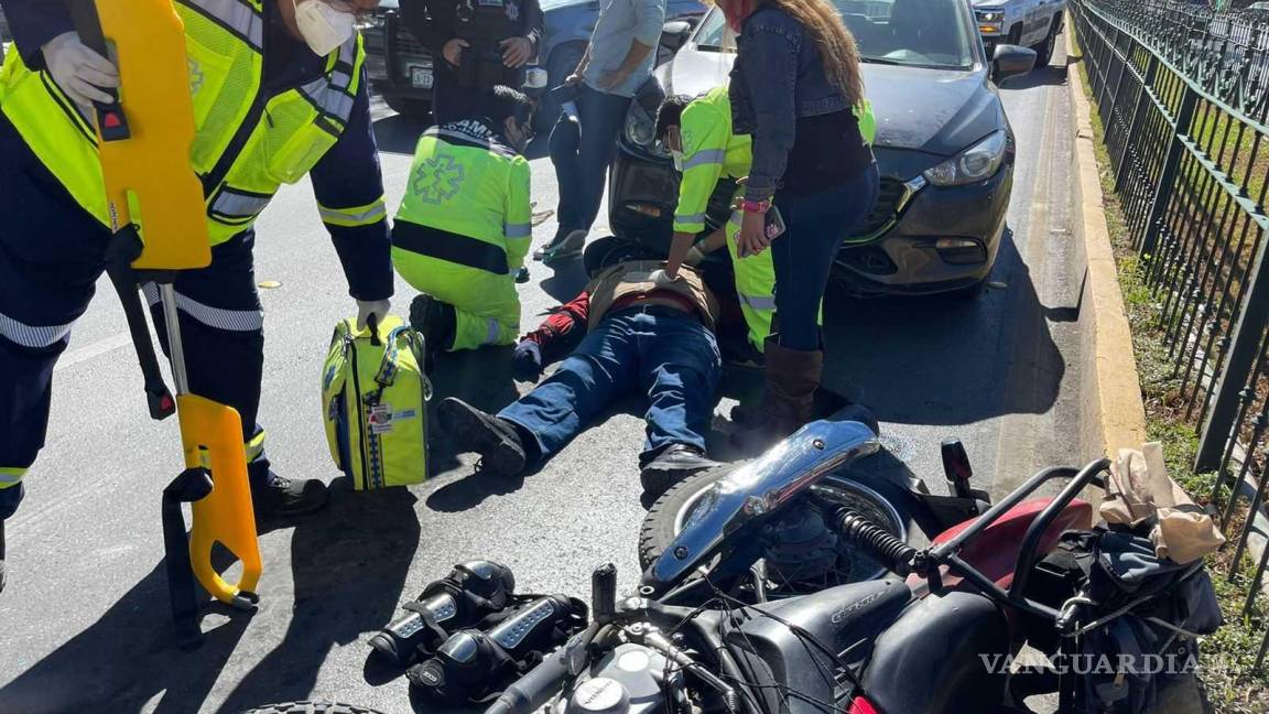 Saltillo: Automovilista no ve a motociclista que esperaba luz verde y lo derriba en bulevar Venustiano Carranza