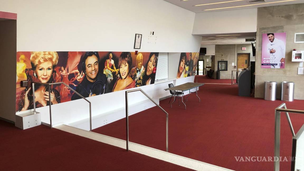 $!Imágenes de artistas decoran las paredes del lobby del Lehman Center for the Performing Arts en el Bronx, Nueva York. AP/Sigal Ratner-Arias