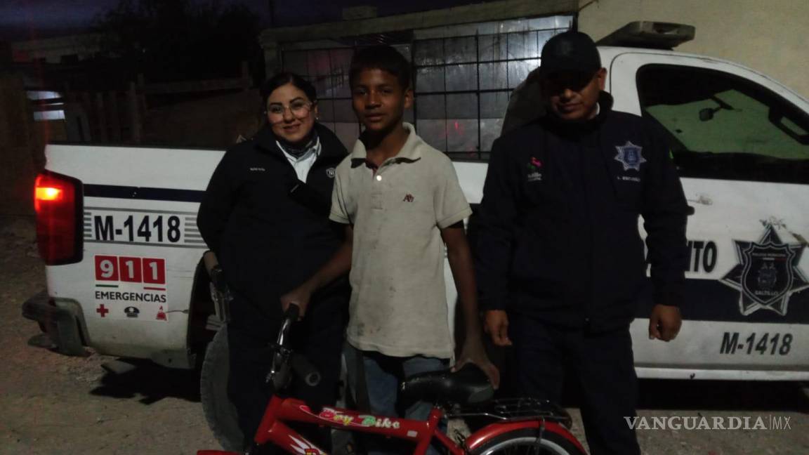 Oficiales de Tránsito se unen para regalar una bicicleta a Juanito, víctima de robo en Saltillo