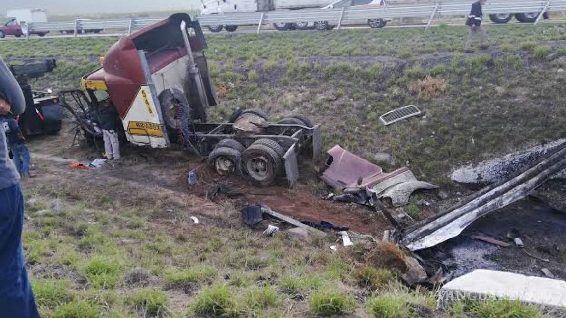 Fallece hombre prensado tras volcarse en su tráiler en la carretera Mty-Sal